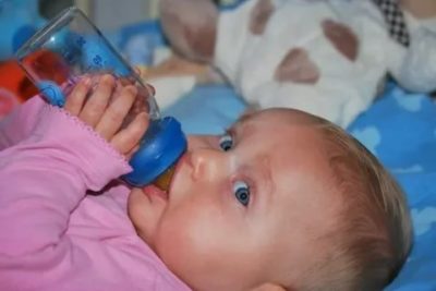 Когда ребенку можно давать бутилированную воду