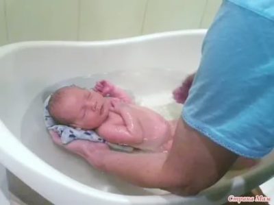 Как правильно купать малыша в круге