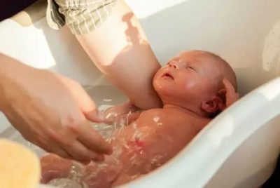 Когда первый раз купать новорожденного