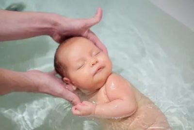 Можно ли купать ребенка в воде из под крана