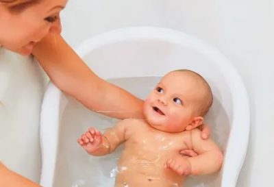 Когда можно купать новорожденного ребенка