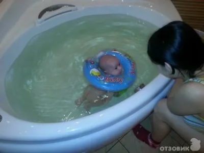 Как правильно купать малыша в круге