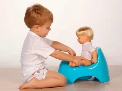 Как правильно научить ребенка садиться на горшок