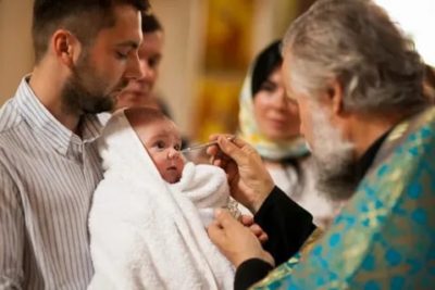 Кто держит на руках девочку во время крещения