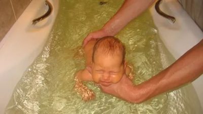 Как правильно купать ребенка в ванной