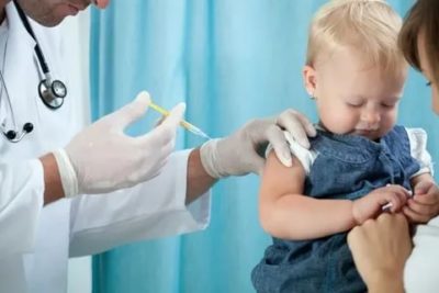 Можно ли гулять если у ребенка температура после прививки