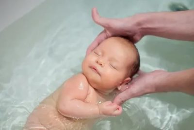 Когда можно начинать купать новорожденного ребенка