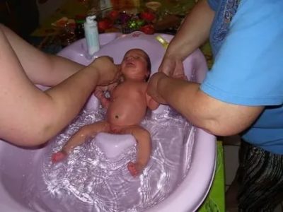 Нужно ли каждый день купать новорожденного