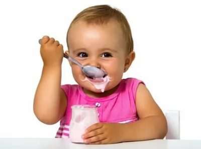 Когда можно начинать давать ребенку йогурт