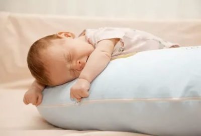 Можно ли малышу спать на подушке