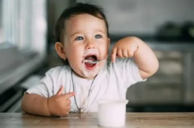 Когда можно начинать давать ребенку йогурт