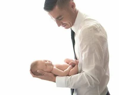 Как правильно брать малыша на руки