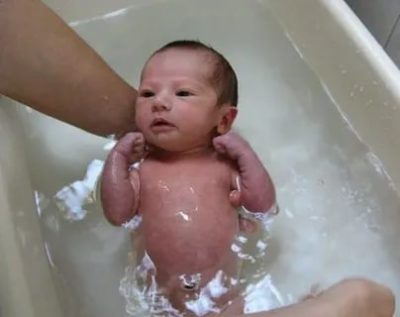 Можно ли купать новорожденного в марганцовке